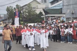 Umat lintas agama Kota Ambon sambut prosesi perarakan arca Kristus