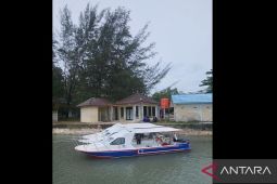 Kejari serahkan "glass bottom boat" dukung sektor kepariwisataan