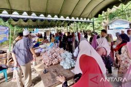 Warga Galumbang padati pasar murah yang diadakan pemerintah daerah
