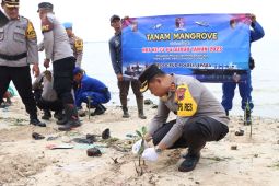 Polres Jepara bersama masyarakat tanam ratusan bibit mangrove untuk cegah abrasi