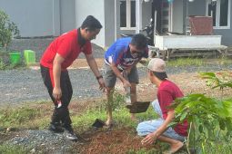 Legislator Banjarbaru bagikan bibit pohon dan mesin pemotong rumput