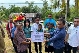 Gubernur serahkan lima ton beras cadangan pangan ke Pemkab Biak