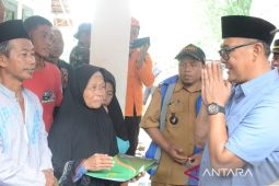 Bupati Bogor serahkan bantuan untuk keluarga korban meninggal akibat longsor Dramaga