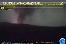 Gunung Anak Krakatau  erupsi pada Senin malam