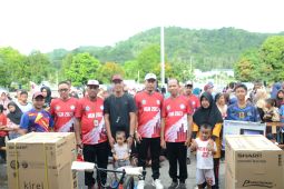 Warga Kayong Utara gelar jalan sehat peringati Hari Guru