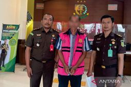 Kejari Bima menahan seorang tersangka korupsi dana nasabah BPR NTB