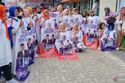 "Emak-emak" bergamis spanduk bersiap sambut Anies di Jakarta Utara