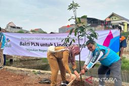 PLN Bekasi turut tanam 300 bibit pohon hijaukan negeri