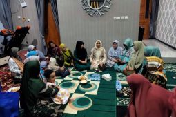 Caleg PAN Hanik Rofiqoh silaturahim bareng majelis taklim ibu-ibu di Lumajang