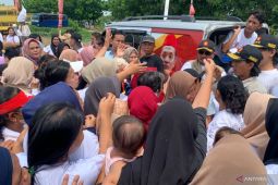 Hari pertama kampanye, TKN Prabowo-Gibran bagi paket makan dan susu