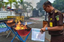 Kejari Tasikmalaya musnahkan ribuan pil obat ilegal