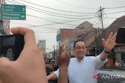 Anies Baswedan menyapa warga Kota Bogor sambil santap Doclang saat kampanye perdana