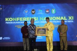 Sultan Pontianak Anugerahi Menteri KKP Gelar Laksamana Raja Di Laut