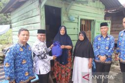 Kunjungi pemondokan lansia, AZP dan Sekda Palas bagikan ratusan paket sembako