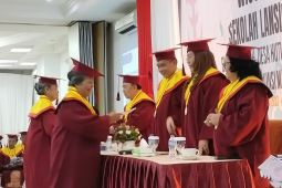Sebanyak 31 siswa sekolah lansia di Ambon diwisuda