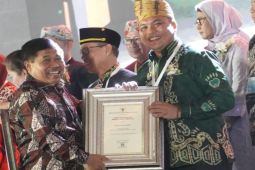 Wali Kota Aditya terima penghargaan Swasti Saba Wiwerda dari Kemenkes