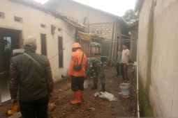Rumah warga di Sukabumi roboh akibat hujan deras dan angin kencang