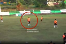 Bupati Halmahera Selatan wafat usai jatuh pingsan saat main bola - Video