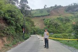 Polisi larang truk lewat jalur Banjarwangi-Garut yang longsor