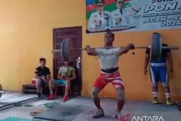 Atlet angkat besi PON Sumut latihan di tengah keterbatasan alat