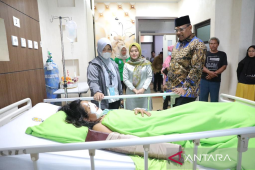 Tangis haru keluarga saat Pj Gubernur Safrizal jenguk korban KDRT Nurlela