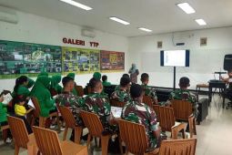 Persit Batalyon 203 belajar budi daya jagung