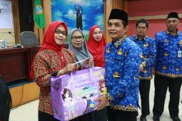 Pemkot Pontianak bagikan bantuan alat permainan edukatif