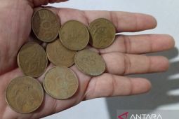 Uang rupiah logam warna kuning emas ditarik dari peredaran