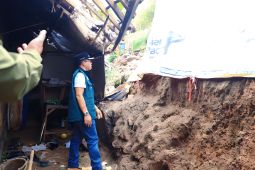 Bupati Bandung tinjau 3 rumah terdampak longsor