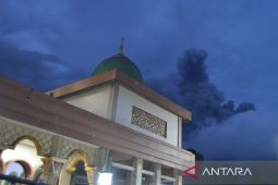 Gunung Marapi erupsi lontarkan batu dan pasir
