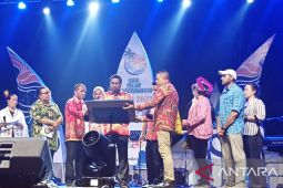 Pantai Nirmala Biak dijadikan dermaga kapal wisata