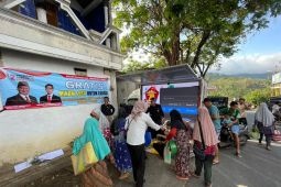 TKD bagi-bagi paket makanan dan susu gratis di Ponorogo