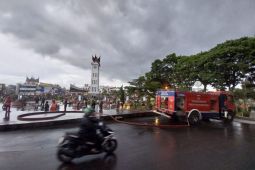 Pemkot Bukittinggi minta warga tak ke luar rumah setelah erupsi Marapi