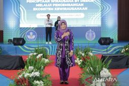 Safriati Safrizal apresiasi fashion show nuansa batik lokal
