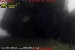 Gunung Marapi Sumbar erupsi lontarkan batu dan pasir