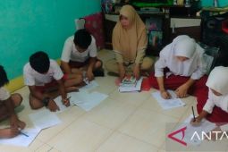 Banjir, siswa SDN 03 Kedamin Kapuas Hulu ulangan di rumah guru