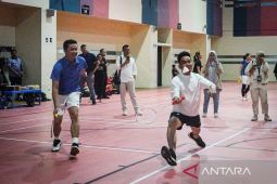 Tutup kampanye, Gibran main bulu tangkis sama Taufik Hidayat