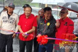 Bupati Bangli resmikan jalan beberapa desa di kabupaten setempat walau diguyur hujan