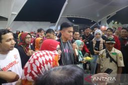 Ribuan orang ikuti "Jalan Santuy" bareng Kaesang di Madiun