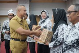 Pemkot Medan apresiasi penghargaan PGRI untuk 197 guru purnabakti