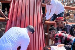 Tutup Atap Gereja Weduar, Pj Bupati Malra  Imbau warga perkuat budaya Maren.