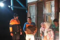 Tim BPBD evakuasi ibu dan dua anaknya dari jebakan banjir di Kapuas Hulu