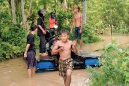 Akibat banjir, warga OKU Sumsel beraktivitas gunakan perahu