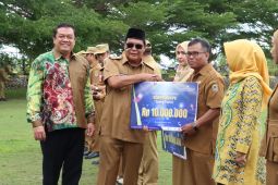 Gubernur Kalsel serahkan hadiah Simpeda KPE bagi enam ASN