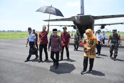 Khofifah sambut kedatangan Wapres Ma'ruf Amin di Jember