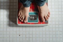 Minum cuka apel secara rutin ternyata bisa turunkan berat badan