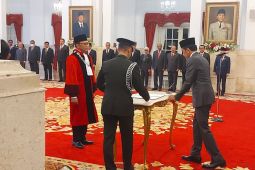 President witnesses swearing-in of new MK Justice Ridwan Mansyur