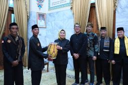 Pemkab Serang beri bantuan alat musik tradisional pada paguron