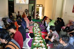 Pegawai Disperindag Babel perkuat tali silaturahim dengan 'ngeliwet'