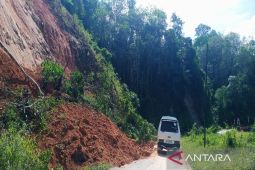 Material longsor timbun badan jalan di Panyabungan Timur